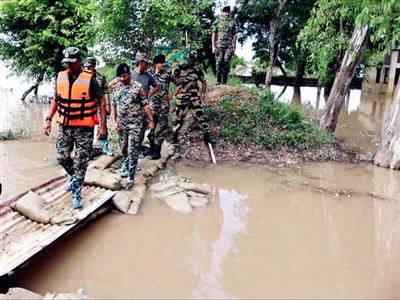 IG BSF Punjab visits flood-affected border areas in Ferozepur