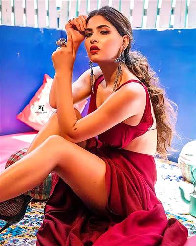 'Pyaar Ka Punchnama 2' actress Karishma Sharma jumps off moving train in Mumbai, sustains injuries to her head, back
