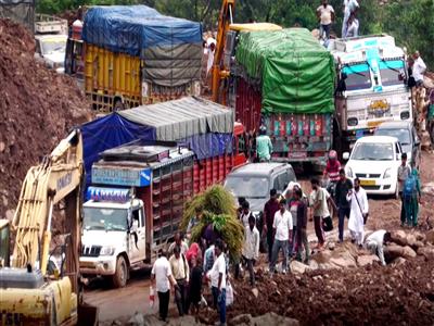 J-K: Massive traffic jams on Jammu-Srinagar highway as single-lane movement continues at Thard