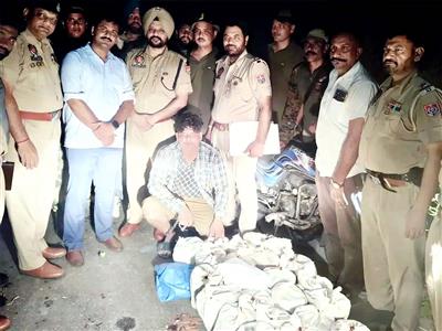 Gangster Happy Jatt's drug smuggling module busted; Haridresser held with 25.9kg Heroin, pistol