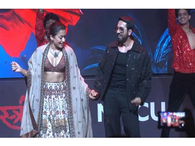 Ayushmann Khurrana, Rashmika Mandanna set stage on fire with their dance moves on 'Thamma' song in Delhi
