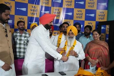 Major Setback for Akali Dal in Tarn Taran, Sitting Akali Sarpanch, Along with Supporters, Joins AAP 