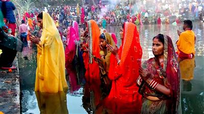Devotees offer 'Usha Arghya' on last day of Chhath Puja