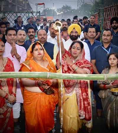 Delhi CM Rekha Gupta performs Chhath Puja rituals at Hathi Ghat