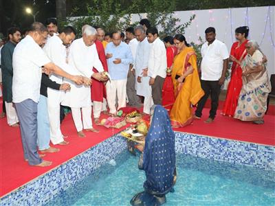 Bihar CM Nitish Kumar offers Usha Arghya on last day of Chhath Puja