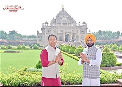Aman Arora & Sond Pay obeisance at Swaminarayan Akshardham in Gujarat