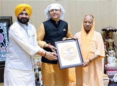 Aman Arora  & Sond meet UP CM ; Extend invitation for 350th martyrdom anniversary of Sri Guru Tegh Bahadur
