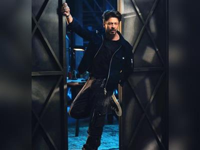 SRK rocks silver-haired look in ‘King’ title announcement on milestone birthday