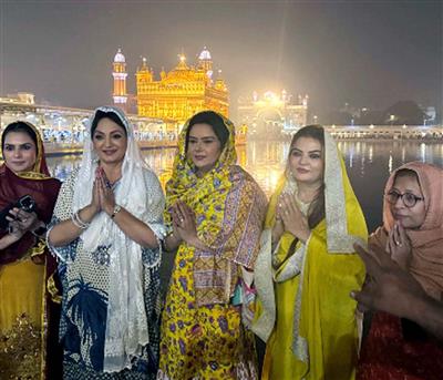 'Badaa Karara Pudna' stars Upasana Singh, Mannat Singh, Sheeba offer prayers at Golden Temple ahead of film release