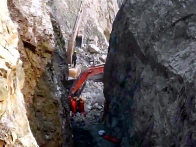 Rescue operations continue after stone mine collapse in Sonbhadra; one body recovered so far