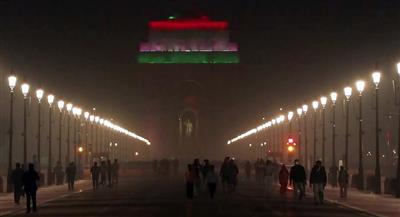 Delhi: Thick layer of toxic smog blankets national capital; average AQI reaches 363
