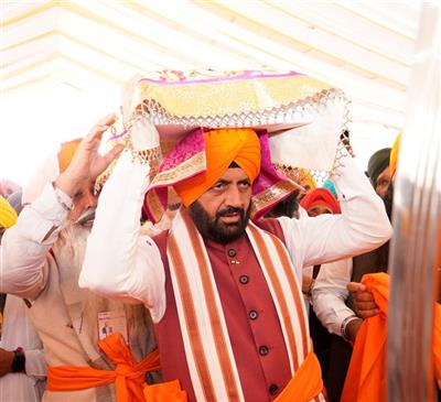 Haryana CM Performs Sacred ‘Palki Seva’ on the 350th Martyrdom Anniversary of Guru Tegh Bahadur Ji