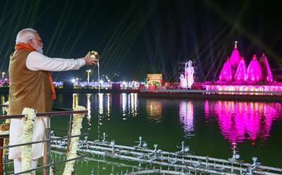 PM Modi performs evening Maha Aarti at Brahma Sarovar amidst Vedic chanting