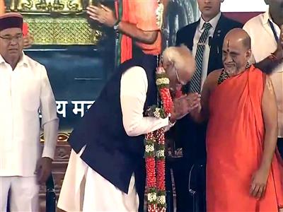 PM interacts with seers at Udipi temple ahead of Laksha Kantha Gita chanting