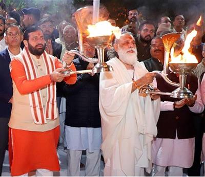 CM Saini Performs Deepdaan at Sannihit Sarovar on Gita Jayanti, Vedic Chants Echo Across the Mahotsav