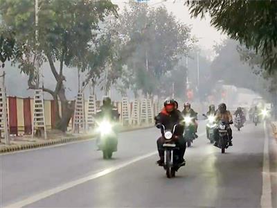 Delhi-NCR air quality improves slightly, remains in 'poor' category; layer of smog covers city