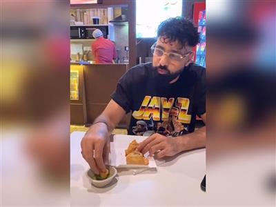 Badshah teaches all what is the correct way to eat a samosa