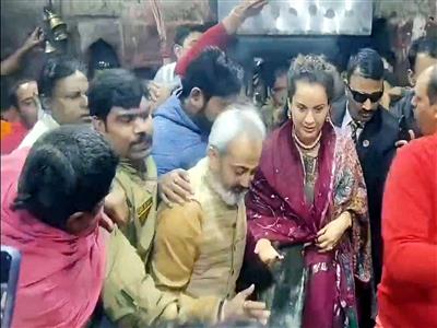 Kangana Ranaut offers prayers at Baba Baidyanath Dham in Deoghar