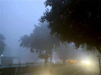 Dense fog chokes Delhi as AQI hits 402, air quality turns 'severe'