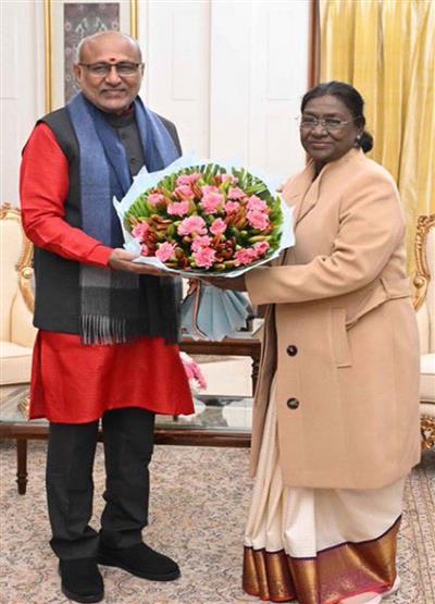 Vice President C.P. Radhakrishnan meets President Droupadi Murmu to exchange New Year greetings