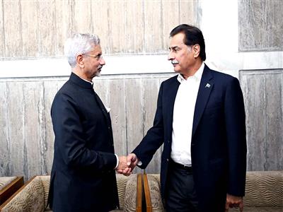 Desperate Pakistan attempts to amplify EAM's Dhaka handshake, pitches for talks to prevent any 'escalation'