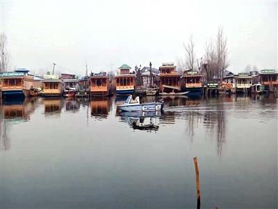 Cold wave grips Kashmir; tourists enjoy winter charm at Dal Lake