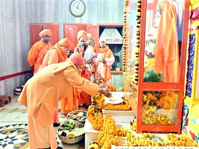 CM Yogi Adityanath extends Makar Sankranti greetings, offers Khichdi to Guru Gorakhnath