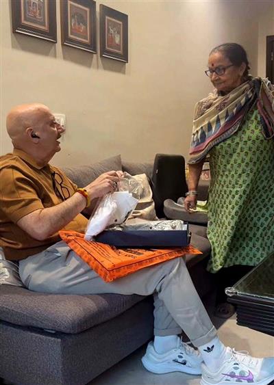 Anupam Kher heads back home for some quality time with mother after wrapping up 'Khosla Ka Ghosla 2' schedule