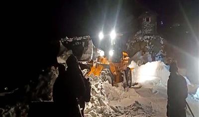 Border Roads Task Force carries out a high-altitude rescue and road restoration operation at Chatergala Pass, JK