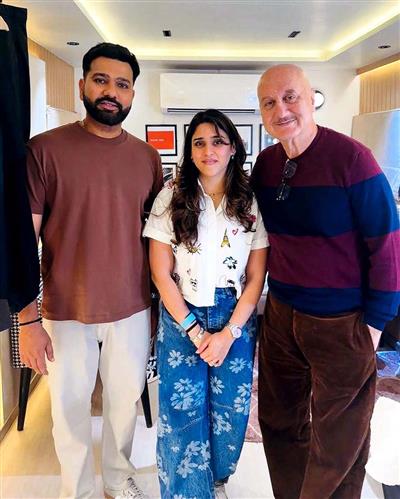 Anupam Kher bumps into 