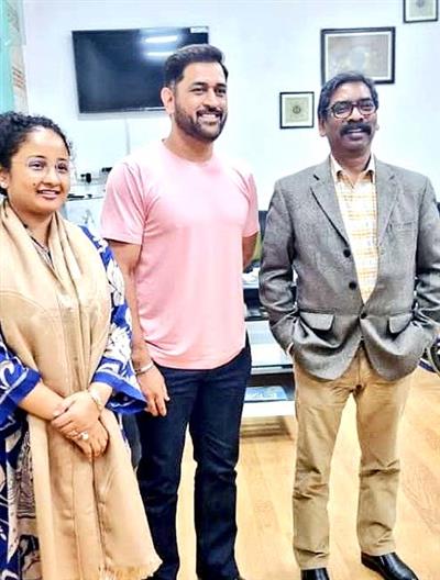 MS Dhoni meets Jharkhand CM Hemant Soren