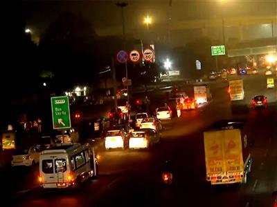 Delhi air quality slightly improves, AQI level at 196