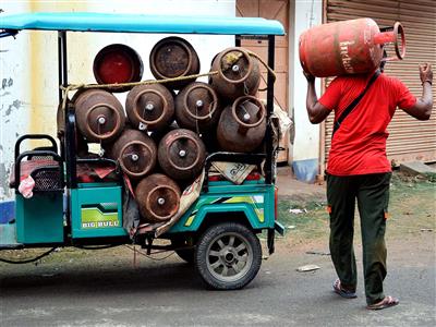 Commercial LPG shortage hits hotels, restaurants; Govt prioritises domestic LPG amid West Asia crisis, forms panel to ensure supply