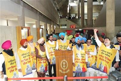 AAP’s ‘Halla Bol’ against Modi Govt over LPG supply crisis & rising prices; AAP MLAs protest outside Punjab VS