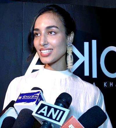 Mahieka Sharma turns showstopper for designer Anamika Khanna, reveals her 