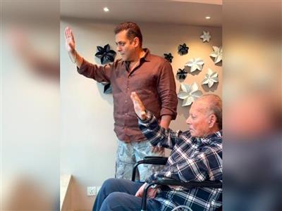 Salman Khan brings Salim Khan out to greet fans on Eid, days after his discharge from the hospital