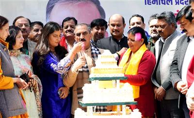 CM marks his 62nd  Birthday with Green initiative, plants a 'Chinar' sapling