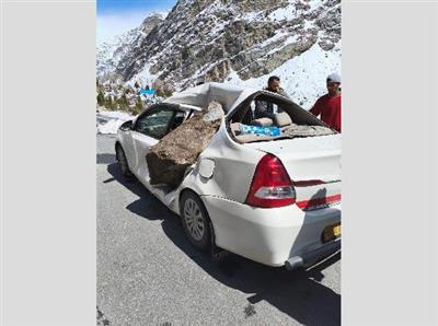 Himachal: Sudden rockfall hits taxi in Lahaul, couple injured