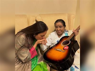 Tabu shares how Asha Bhosle surprised her with a guitar at her doorstep