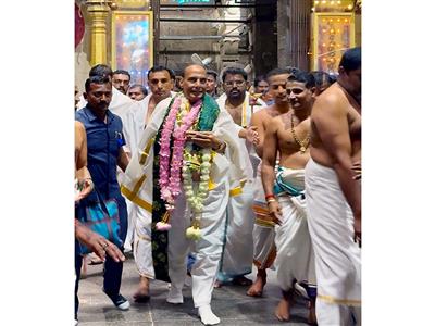 Tamil Nadu: Rajnath Singh offers prayers at Sri Subramanya Swami Temple in Tiruchendur