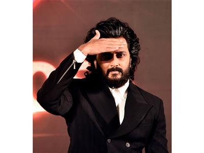 Riteish Deshmukh calls out 