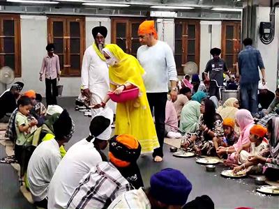 Preity Zinta participates in seva during visit to Golden Temple