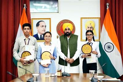 Punjab CM Bhagwant Mann Meets PSEB Class 10 Toppers, Congratulates Students and Parents