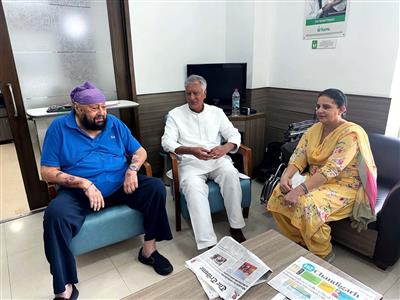 Sunil Jakhar Meets Former CM Capt Amarinder Singh at Mohali Hospital