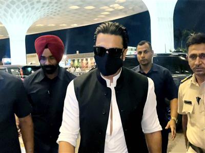 Ranveer Singh keeps it classy in kurta-pyjama, Nehru jacket during airport appearance