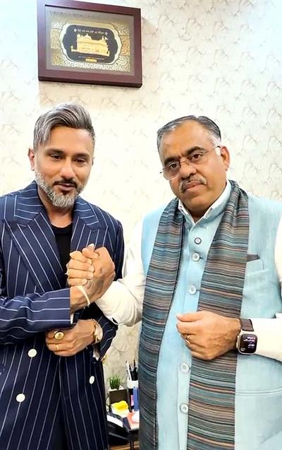 Singer Honey Singh meets BJP's Tarun Chugh, discusses drug-free Punjab campaign
