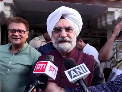Delhi LG reviews heatwave relief operations; dedicated cooling zones set up across 8 districts