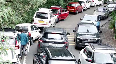 Heavy influx of weekend tourists triggers massive traffic congestion in Rishikesh