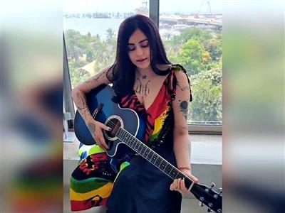 Adah Sharma drops a beautiful rendition of 'Woh Lamhe' with a guitar