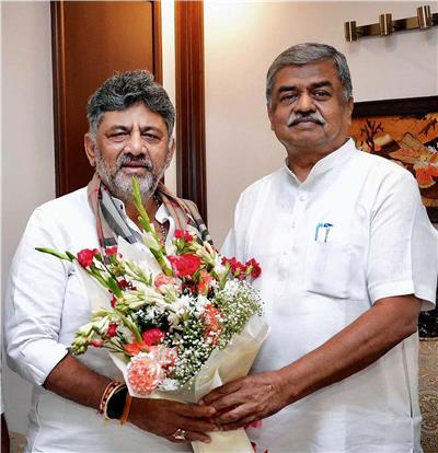 Karnataka CM Shivakumar congratulates BK Hariprasad on KPCC chief appointment